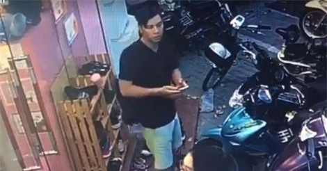 Sốc: Thanh niên trộm xe máy SH trước mặt 2 cô gái 