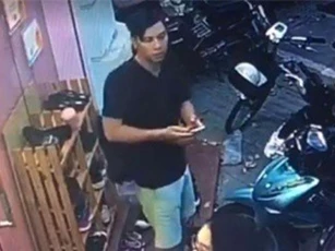 Sốc: Thanh niên trộm xe máy SH trước mặt 2 cô gái