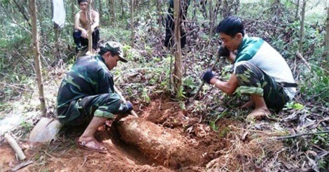 Tháo gỡ, tiêu hủy thành công 3 quả bom "khủng" trong vườn nhà dân
