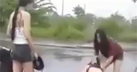 Tiết lộ nguyên nhân thiếu nữ bị 3 cô gái đánh đập giữa đường 
