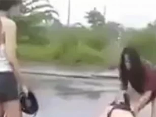 Tiết lộ nguyên nhân thiếu nữ bị 3 cô gái đánh đập giữa đường