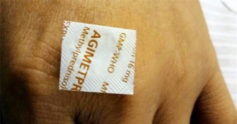 Uống thuốc còn nguyên vỏ, người đàn ông suýt thủng thực quản