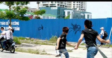 Vác dao chém người nhiều nhát sau va chạm giao thông