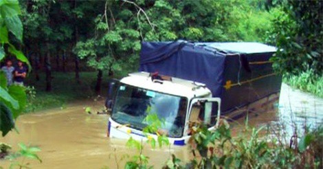 9 người kẹt trong ôtô bị lũ cuốn may mắn thoát chết ở Đồng Nai