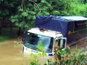 9 người kẹt trong ôtô bị lũ cuốn may mắn thoát chết ở Đồng Nai