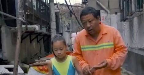 Người cha ăn mỳ 7 năm để nuôi giấc mơ của con gái nhỏ