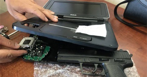 Súng ngắn "ẩn nấp" tinh vi trong máy nghe nhạc ở Tân Sơn Nhất