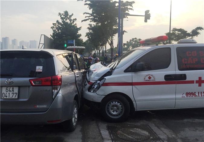 Xe cứu thương tông xe 7 chỗ gần hầm vượt sông Sài Gòn
