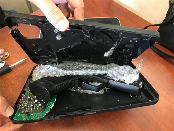 Giấu hàng "nóng" trong máy nghe nhạc ở sân bay Tân Sơn Nhất