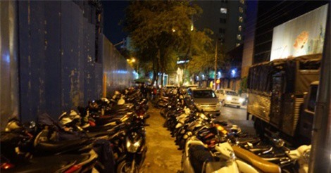 "Trảm" hai bãi gửi xe lấn chiếm vỉa hè giữa trung tâm Sài Gòn