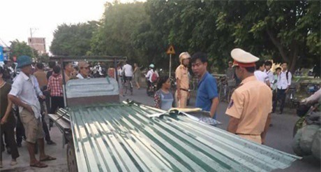 Va vào xe chở tôn, người đàm ông bị cứa cổ chết thảm