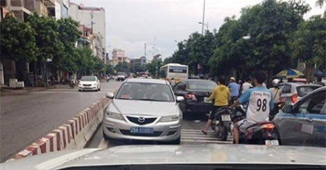 Xác minh xe biển xanh chạy ngược chiều gây ùn tắc giao thông ở Hà Nội
