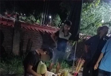 Chủ quán nước mía bàng hoàng phát hiện khách hàng đột tử trên ghế ngồi