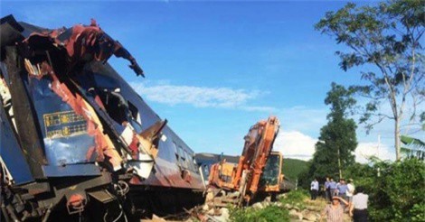 Lật tàu hỏa sau cú tông máy xúc, hành khách hoảng loạn