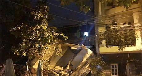 Sập nhà liên hoàn ở Sài Gòn, nhiều người thoát chết