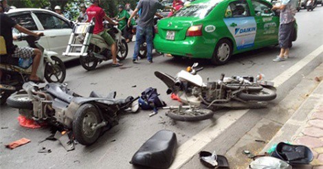 2 xe máy nát đầu sau tai nạn liên hoàn, 1 người bất tỉnh