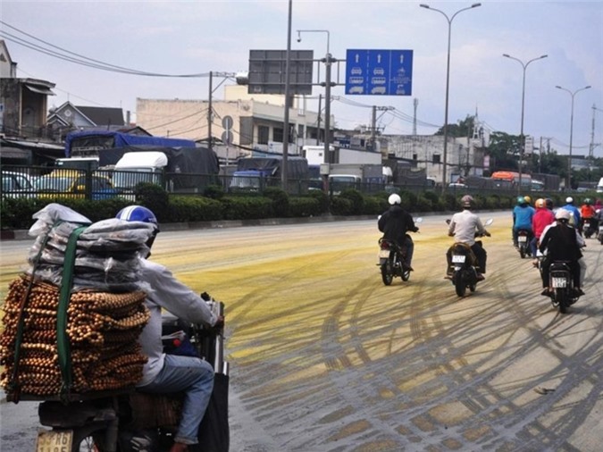 Hóa chất vỡ tung tóe ra đường, nhiều người dân hoảng hốt tháo chạy