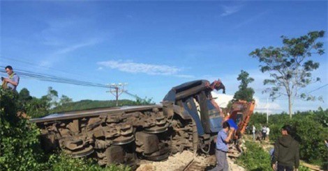 Thông tuyến đường sắt Bắc - Nam sau sự cố lật tàu