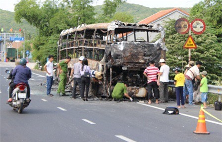 Xe giường nằm cháy trơ khung, 18 người thoát chết