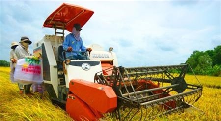 Ép chủ máy gặt ký hợp đồng "bảo kê", 2 đối tượng bị bắt