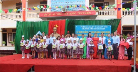 Formosa Hà Tĩnh tặng quà học sinh Thị xã Kỳ Anh dịp khai giảng 