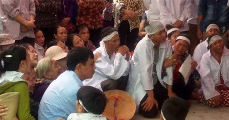 Mẹ bầu ôm 2 con nhảy sông tự tử: Người thân khóc ngất trong đám tang 