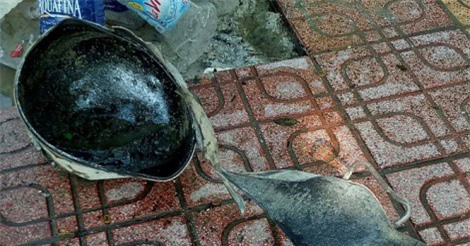 Nổ bình khí bán bóng bay, 1 người bị bỏng khắp người