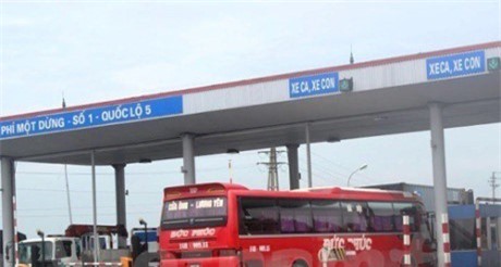 Tài xế dùng "chiêu" tiền lẻ qua trạm BOT trên quốc lộ 5