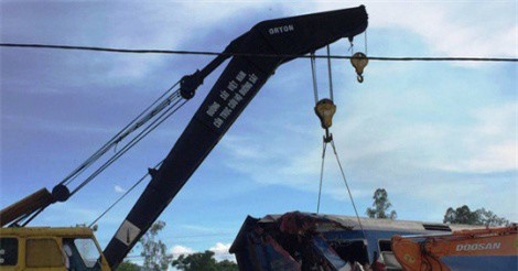 Tạm giữ tài xế máy xúc gây lật tàu SE3 ở Quảng Bình 