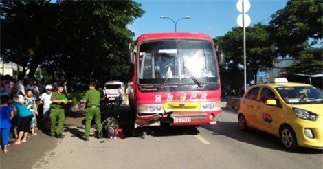 Va chạm với xe chở công nhân, 1 phụ nữ tử vong