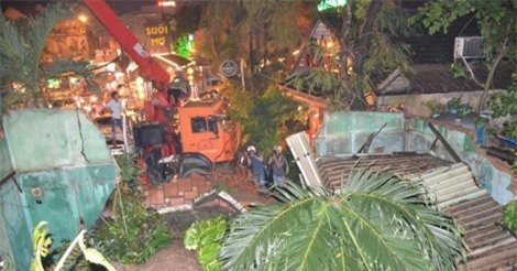 Cây cổ thụ đè sập 4 ngôi nhà, gần 10 người thoát chết trong gang tấc