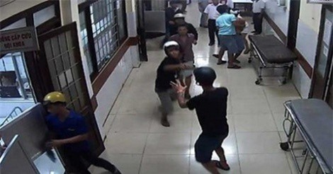 Côn đồ truy sát 3 thanh niên trong bệnh viện, 1 người tử vong