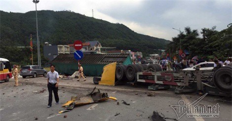 Container tông nát dải phân cách, lật nhào trên quốc lộ 18