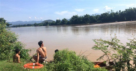 Ngồi xe bò qua sông, 3 người bị nước cuốn mất tích