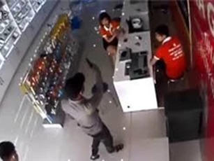 Nhân viên tá hỏa phát hiện gần 70 chiếc điện thoại mất cắp