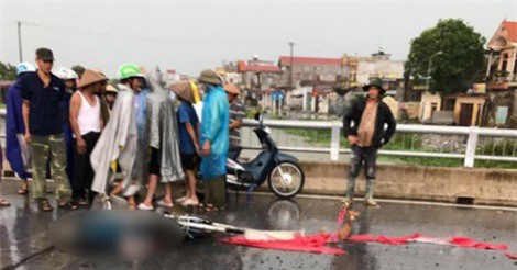 Đi xe đạp qua cầu, một phụ nữ bị sét đánh tử vong