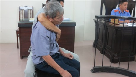 Hãm hại bé gái 3 tuổi, cụ ông gần 80 lĩnh án