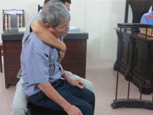 Hãm hại bé gái 3 tuổi, cụ ông gần 80 lĩnh án