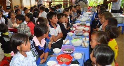 Hơn 100 học sinh nghi ngộ độc thực phẩm sau bữa trưa ngày khai giảng