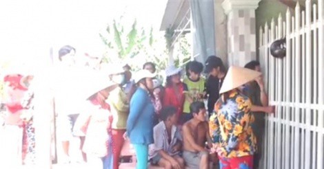 Sốc: Vợ chết trong phòng ngủ, chồng treo cổ ngoài hiên nhà