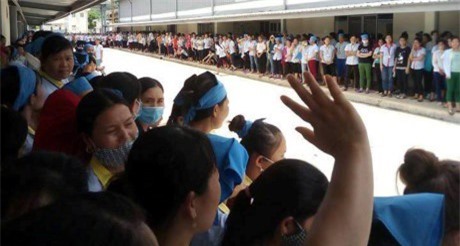 Thanh Hóa: Hàng nghìn công nhân đình công, vây kín công ty đòi quyền lợi
