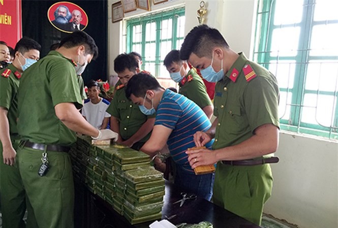 Triệt phá thành công băng nhóm vận chuyển 86 bánh heroin
