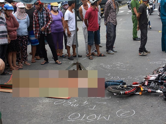 Va chạm với xe tải, một học sinh lớp 8 chết thảm