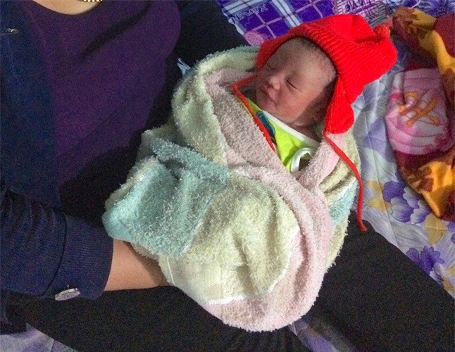 Gia Lai: Bé trai sơ sinh còn nguyên dây rốn bị bỏ rơi cạnh bờ ao