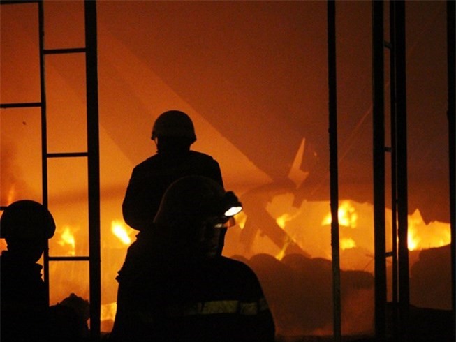 Sập tầng 1 ngôi nhà đang cháy, 1 chiến sĩ hi sinh