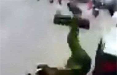 Truy tìm tài xế ôtô tông cảnh sát trước cổng bệnh viện Bạch Mai