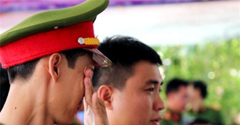 Vợ con khóc ngất bên di ảnh thượng úy cảnh sát tử vong khi chữa cháy