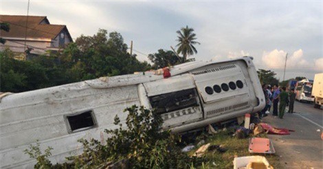 Container va chạm xe khách, 2 người chết tại chỗ