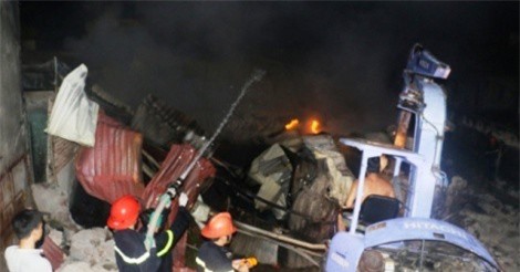 Kho bông vải bốc cháy ngùn ngụt giữa đêm, thiệt hại hàng tỉ đồng