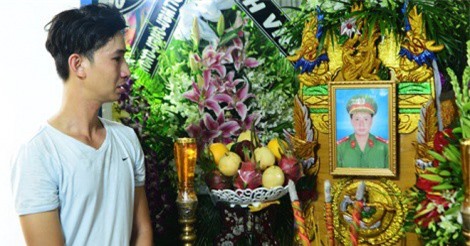 Thăng quân hàm cho Thượng úy Phạm Phi Long